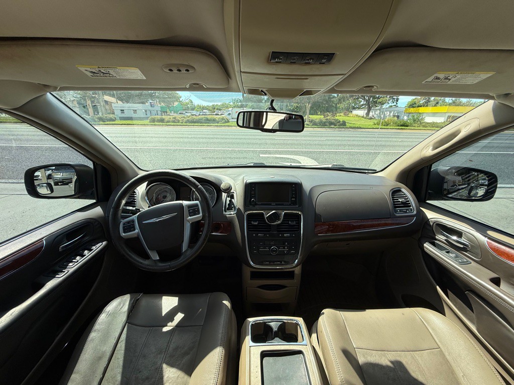 2013 Chrysler Town & Country Image 5