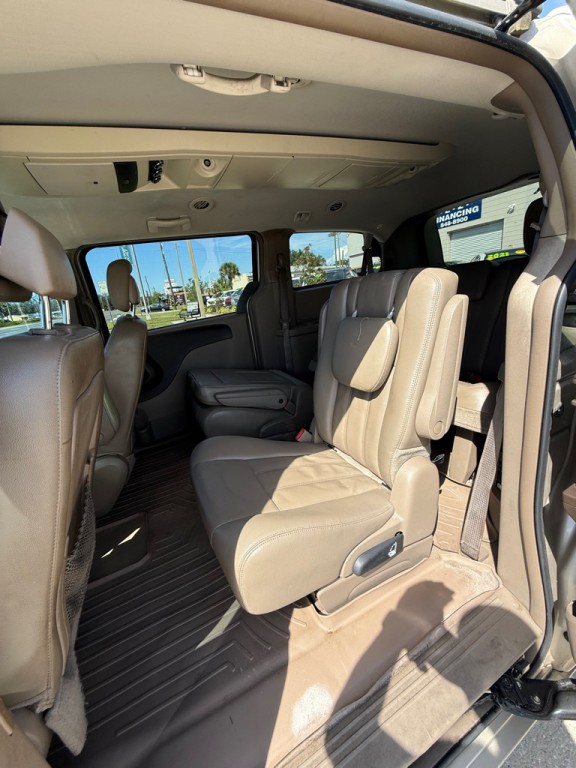 2013 Chrysler Town & Country Image 6