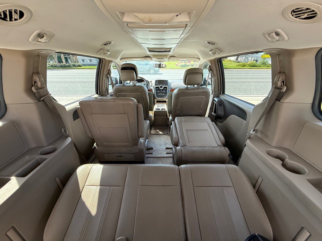 2013 Chrysler Town & Country Image 7