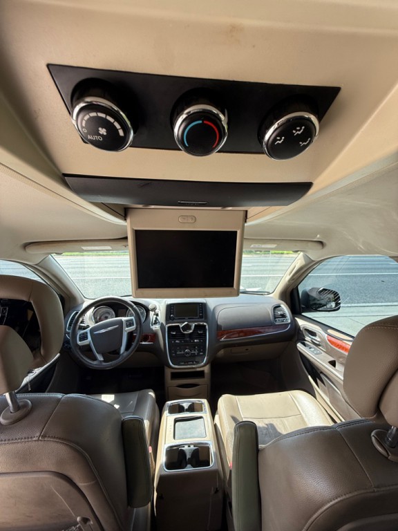 2013 Chrysler Town & Country Image 9