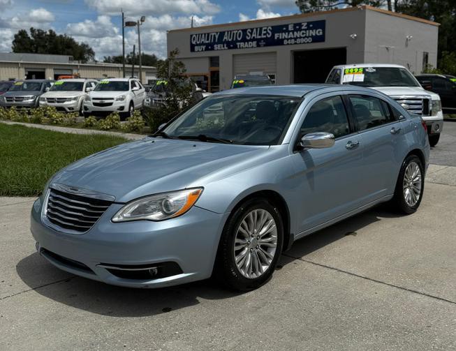 2013 Chrysler 200 Image 1