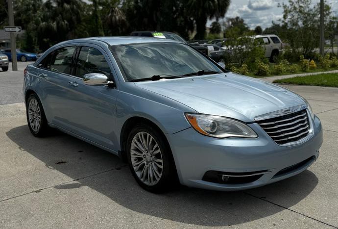 2013 Chrysler 200 Image 4
