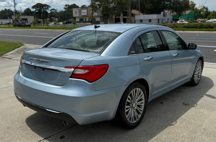 2013 Chrysler 200 Image 4
