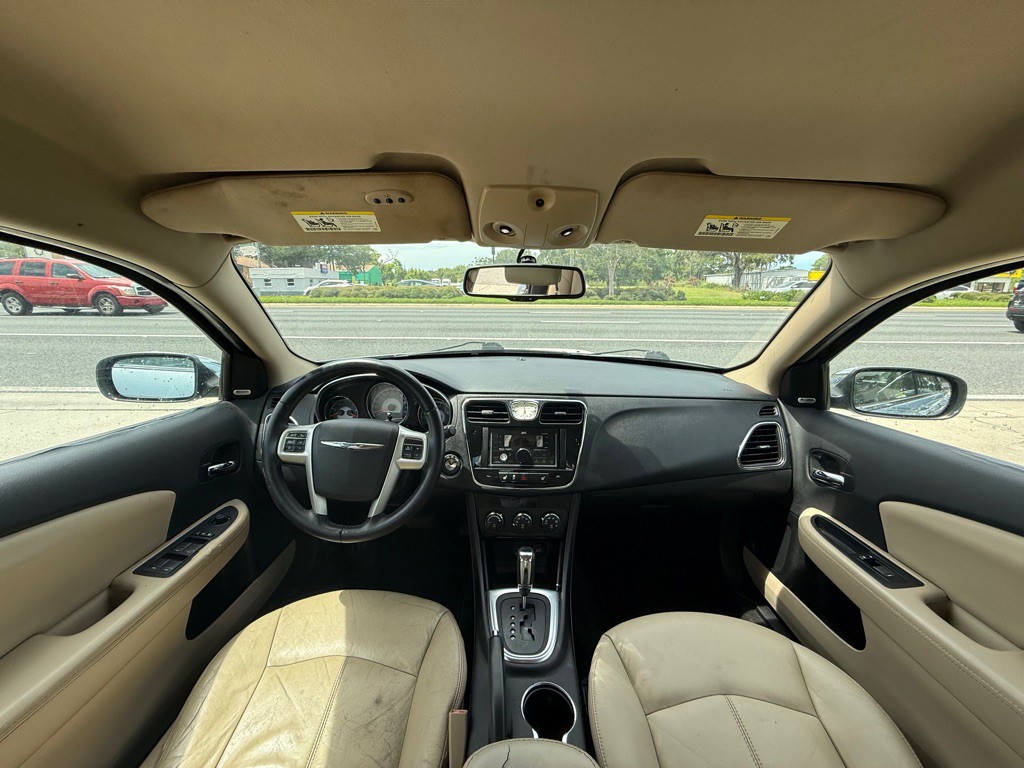 2013 Chrysler 200 Image 6