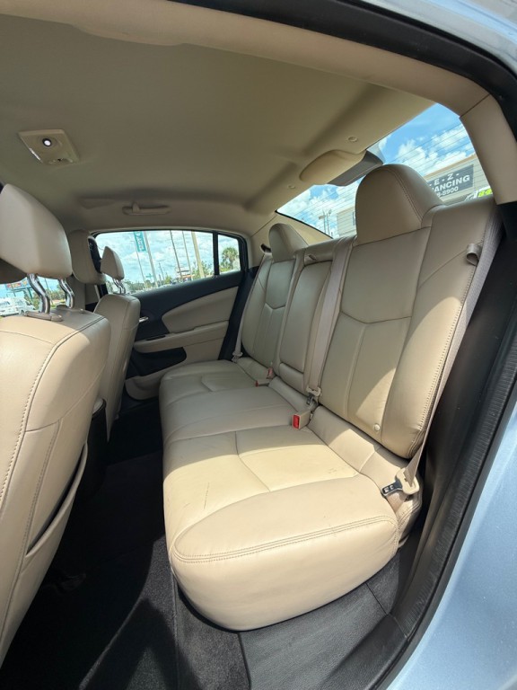 2013 Chrysler 200 Image 7