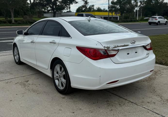 2011 Hyundai Sonata Image 2
