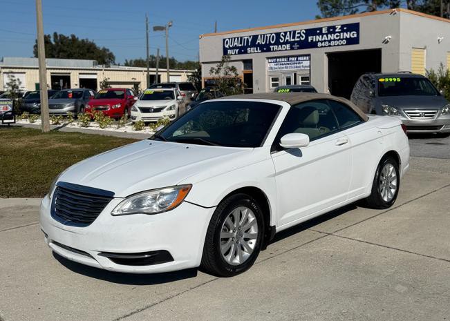 2011 Chrysler 200 Image 2