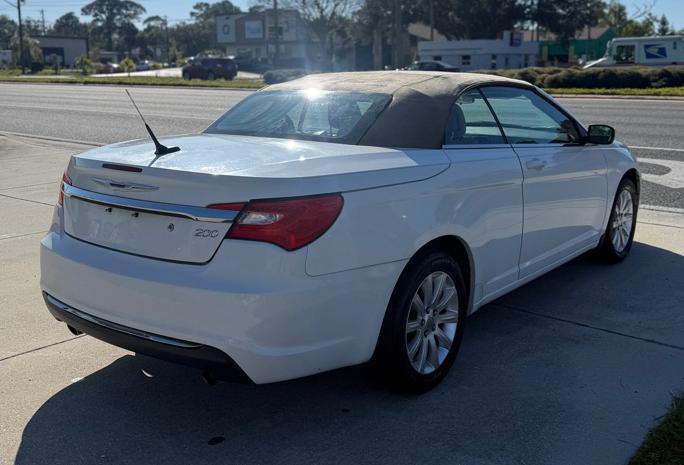 2011 Chrysler 200 Image 4