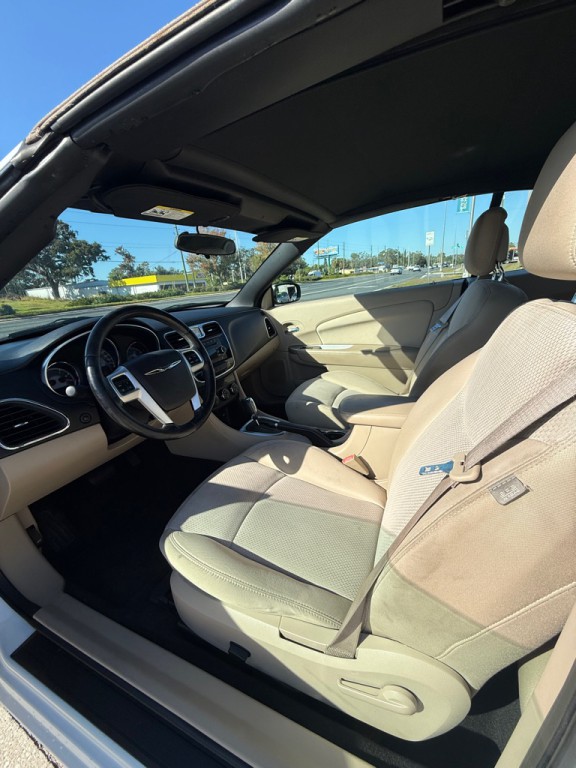 2011 Chrysler 200 Image 8