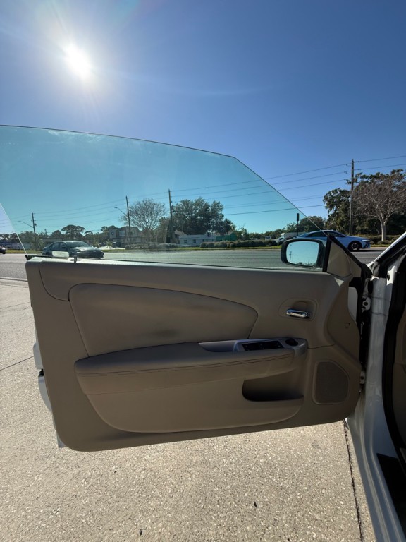 2011 Chrysler 200 Image 9