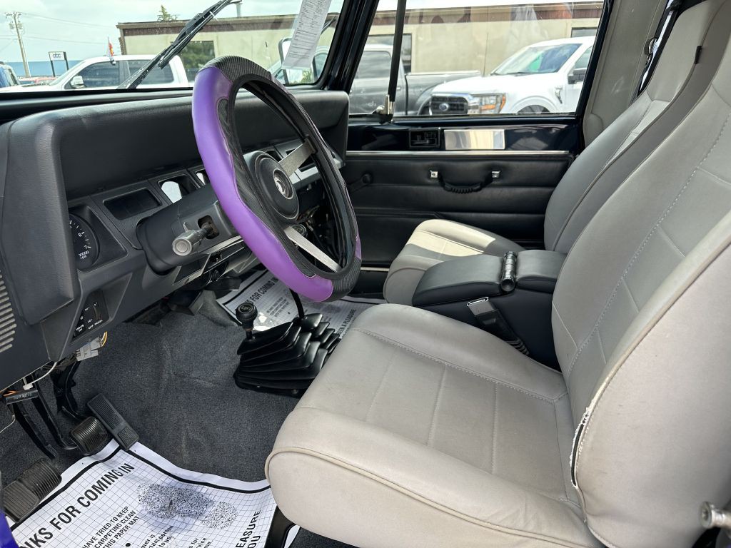 1993 Jeep Wrangler Image 9