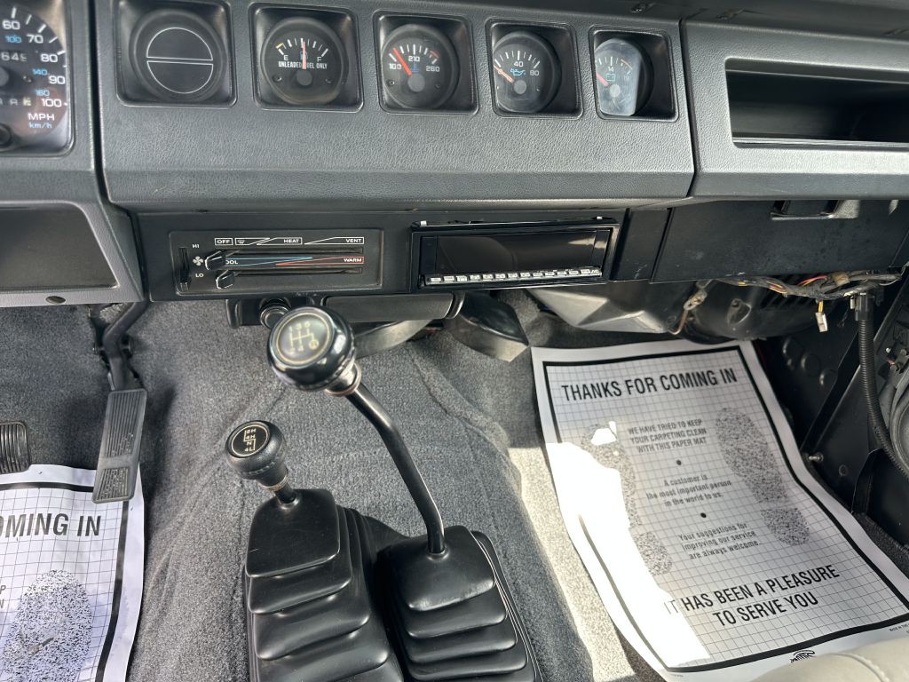 1993 Jeep Wrangler Image 11