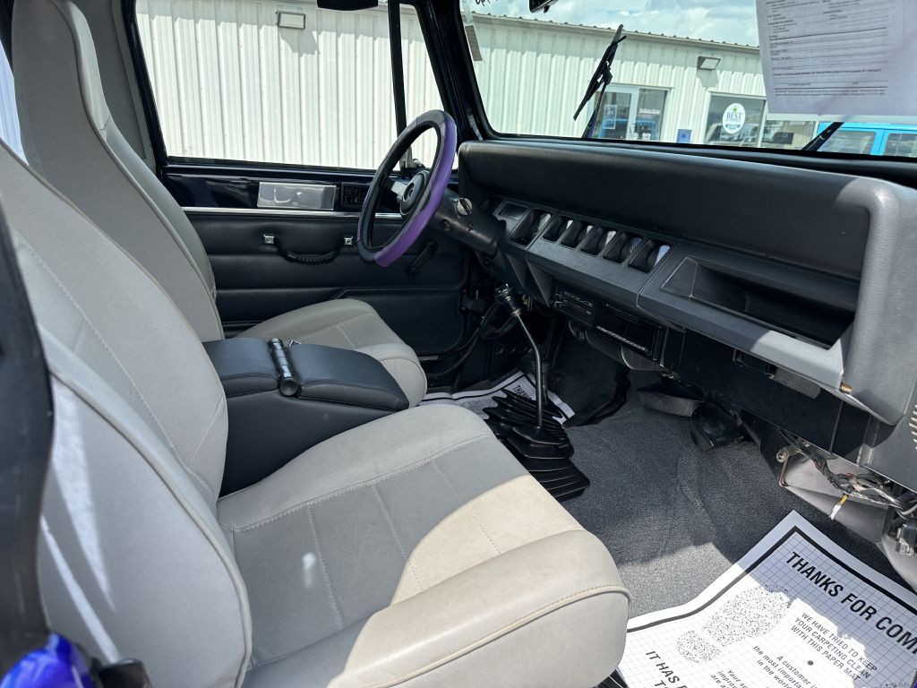 1993 Jeep Wrangler Image 13