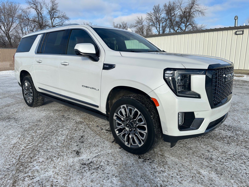 2023 GMC Yukon Image 3