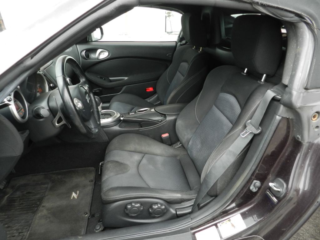 2011 Nissan 370Z Image 2