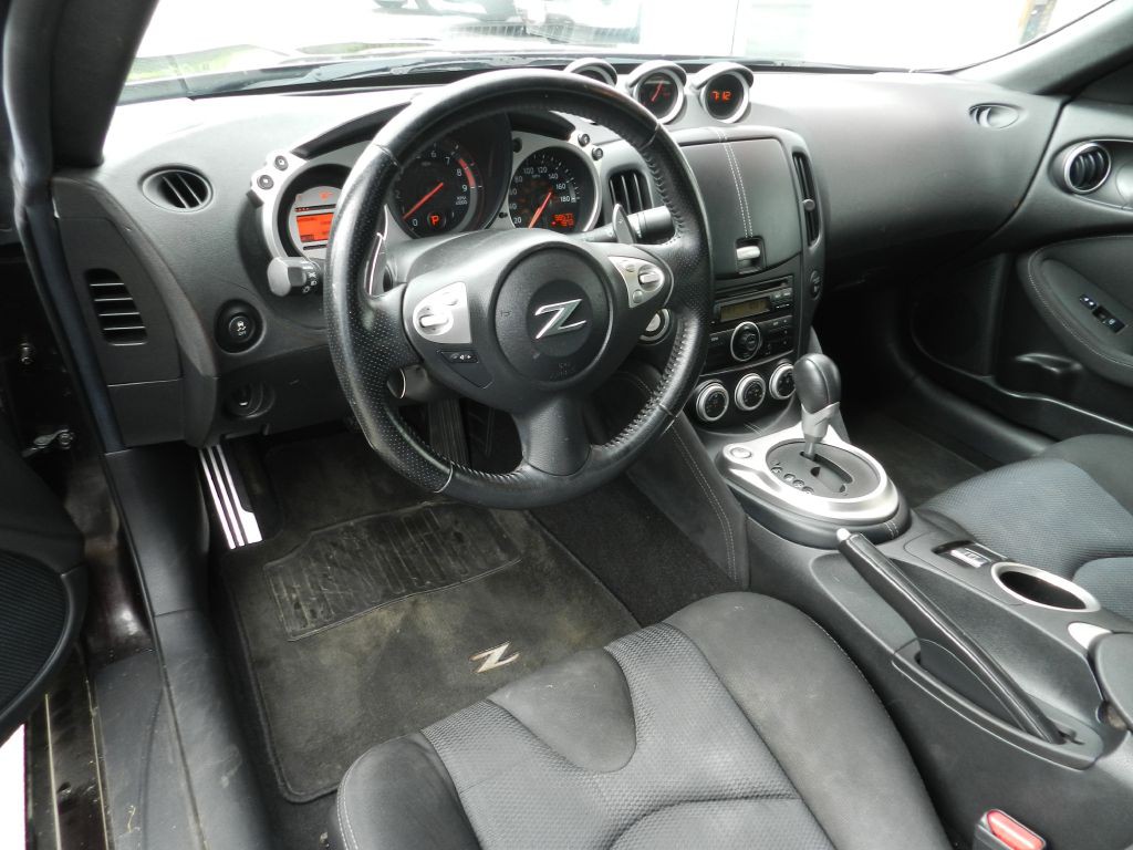 2011 Nissan 370Z Image 9