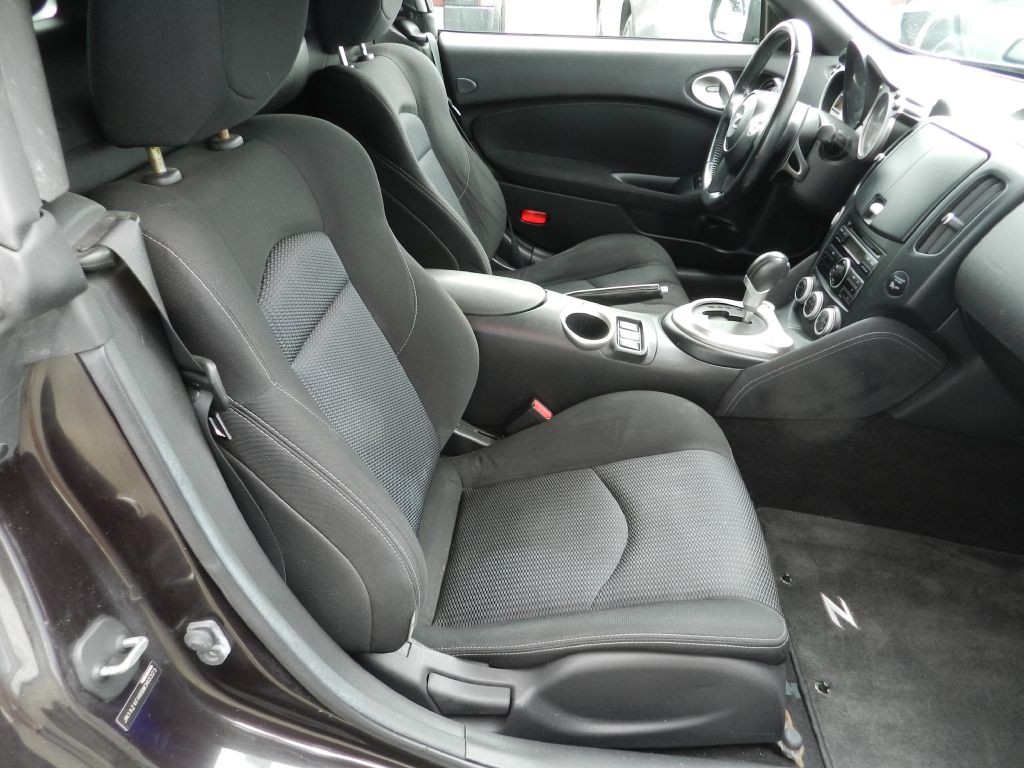 2011 Nissan 370Z Image 10