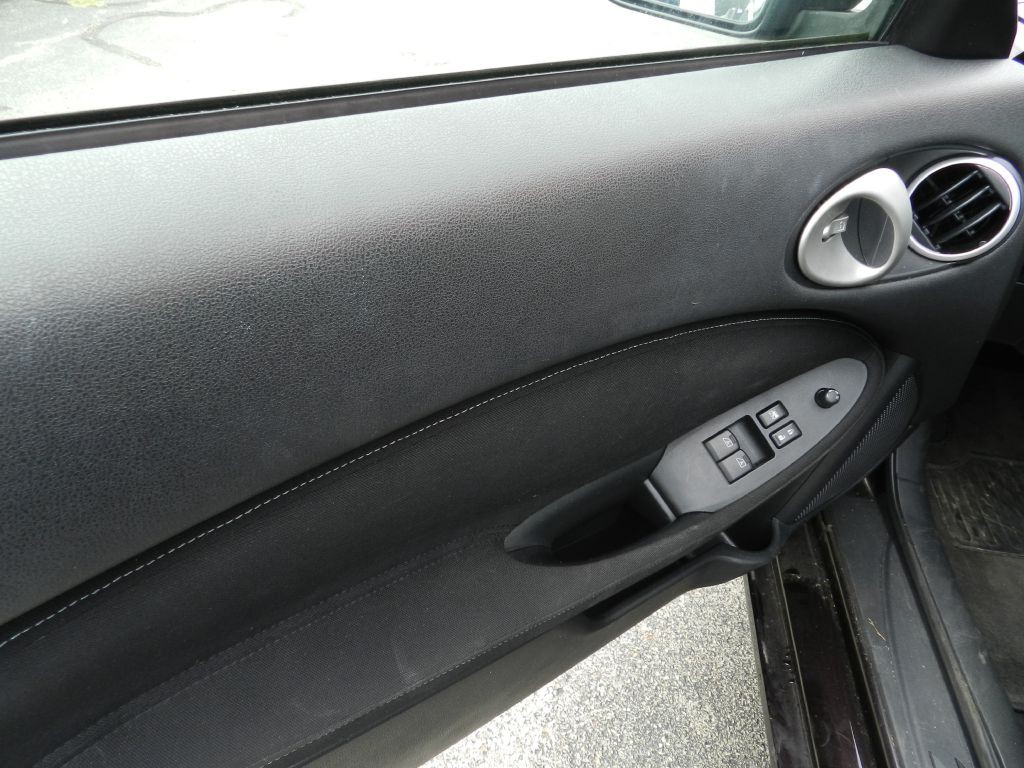 2011 Nissan 370Z Image 13