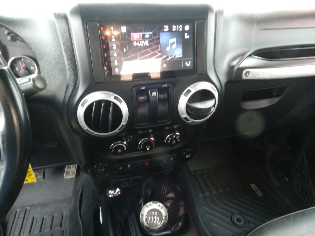 2013 Jeep Wrangler Image 17