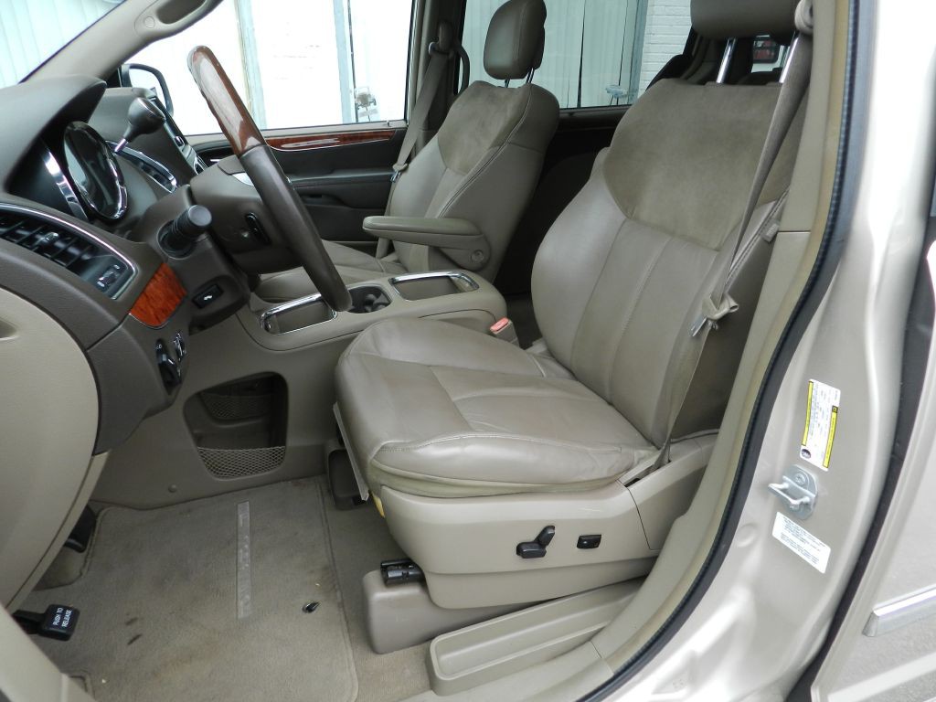 2014 Chrysler Town & Country Image 2