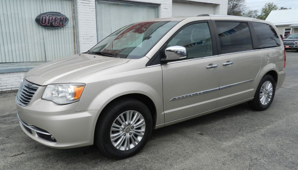 2014 Chrysler Town & Country Image 3