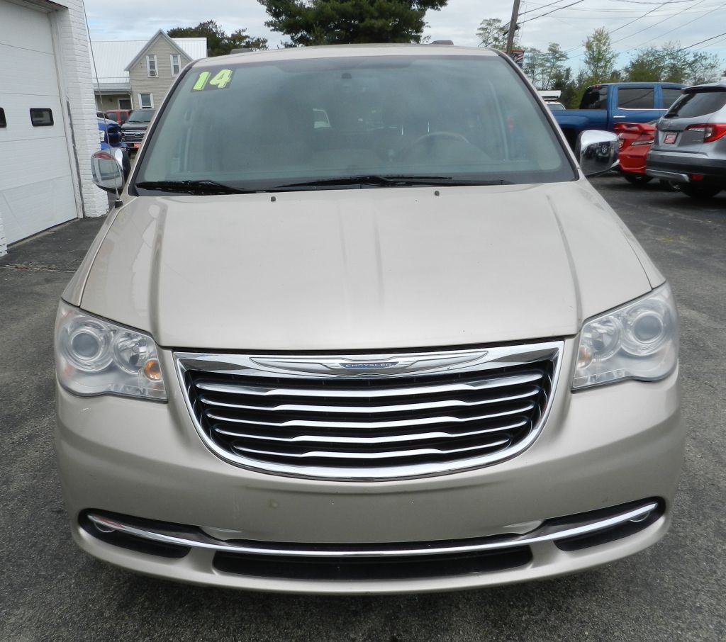 2014 Chrysler Town & Country Image 4