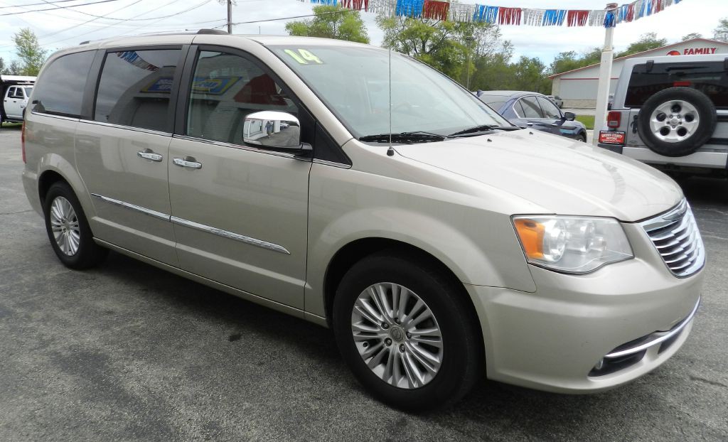 2014 Chrysler Town & Country Image 5