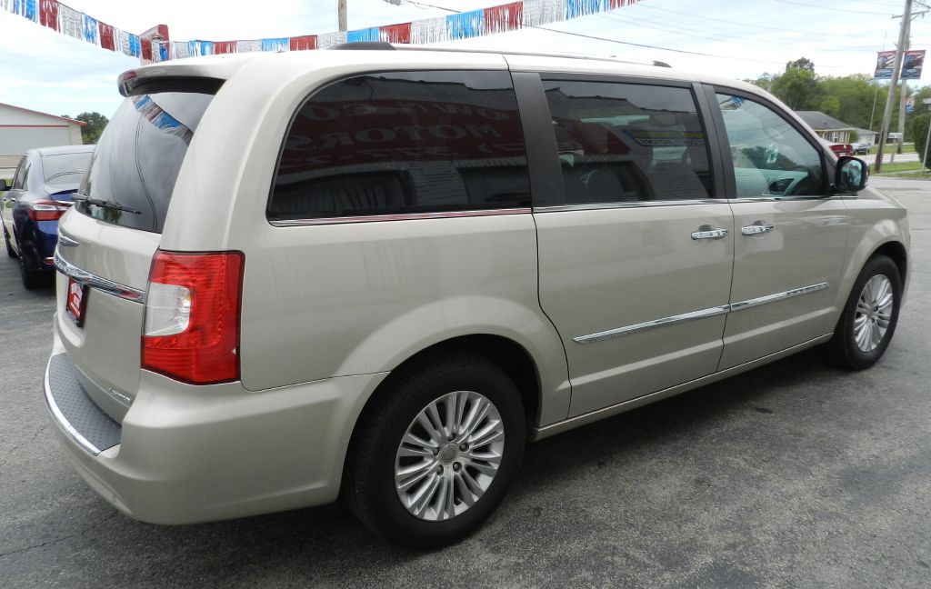 2014 Chrysler Town & Country Image 6