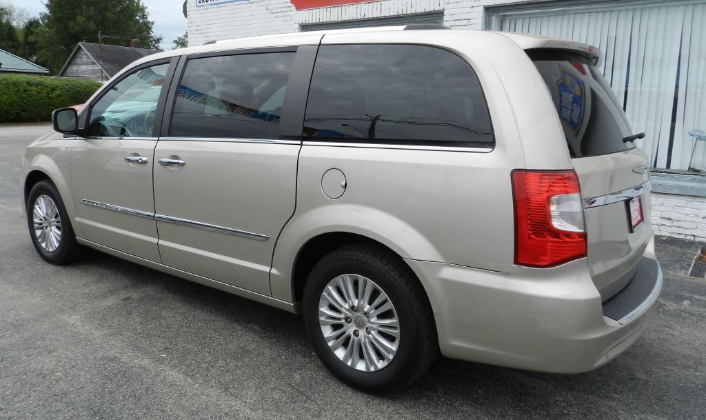 2014 Chrysler Town & Country Image 8