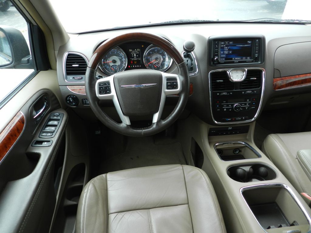 2014 Chrysler Town & Country Image 9