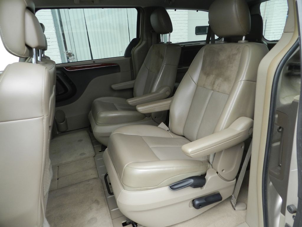 2014 Chrysler Town & Country Image 10