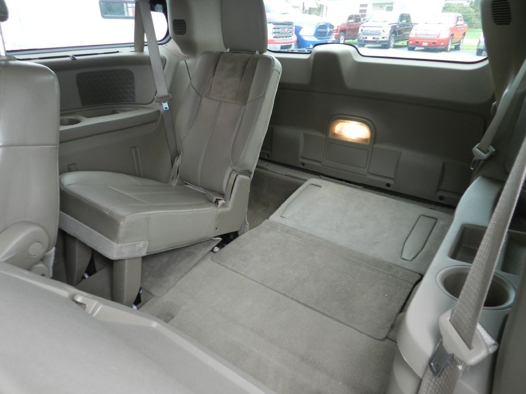 2014 Chrysler Town & Country Image 11