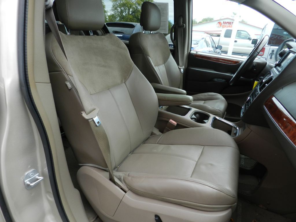 2014 Chrysler Town & Country Image 12