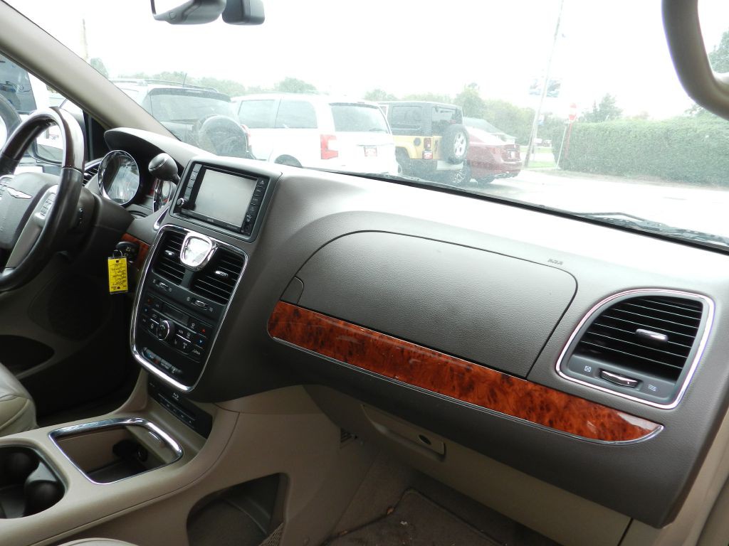 2014 Chrysler Town & Country Image 15