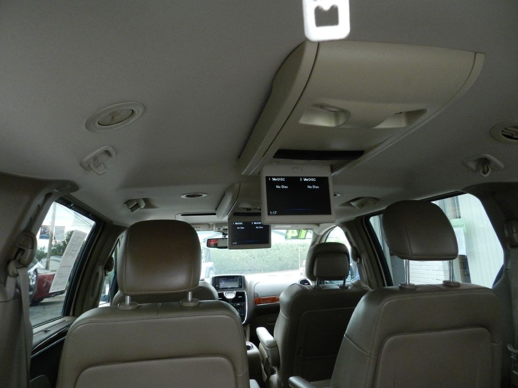 2014 Chrysler Town & Country Image 16