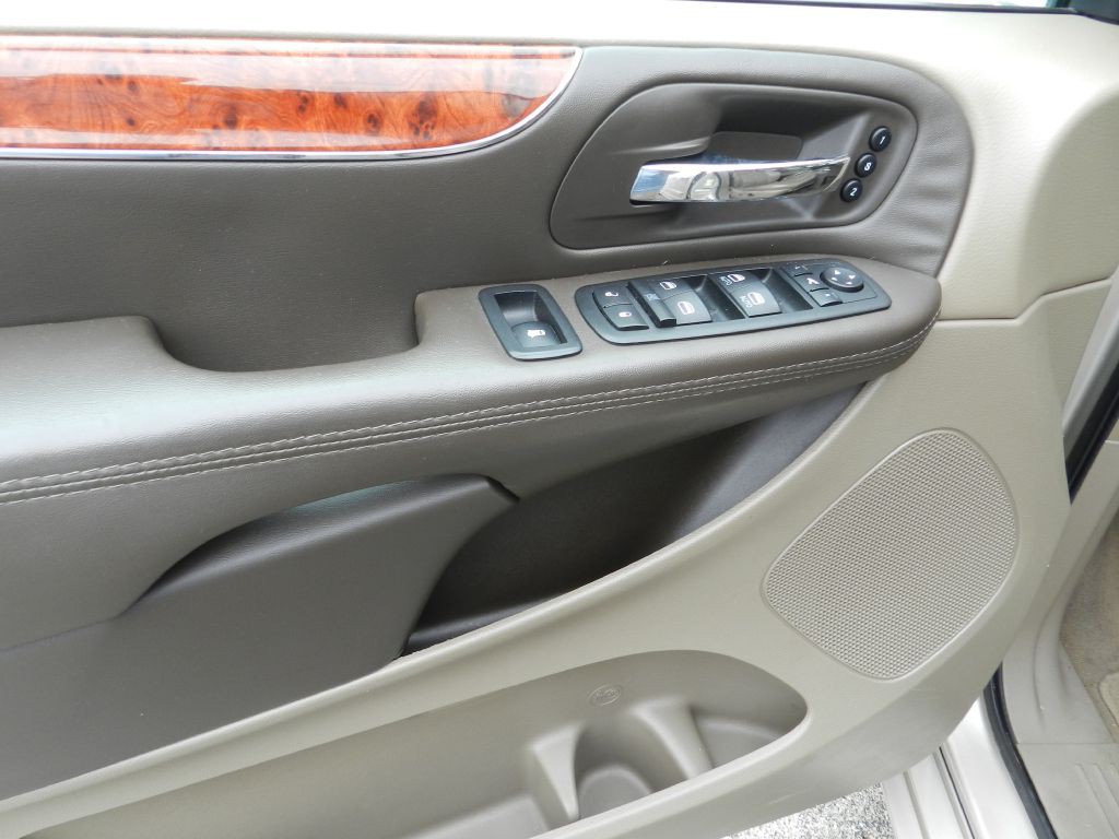 2014 Chrysler Town & Country Image 17