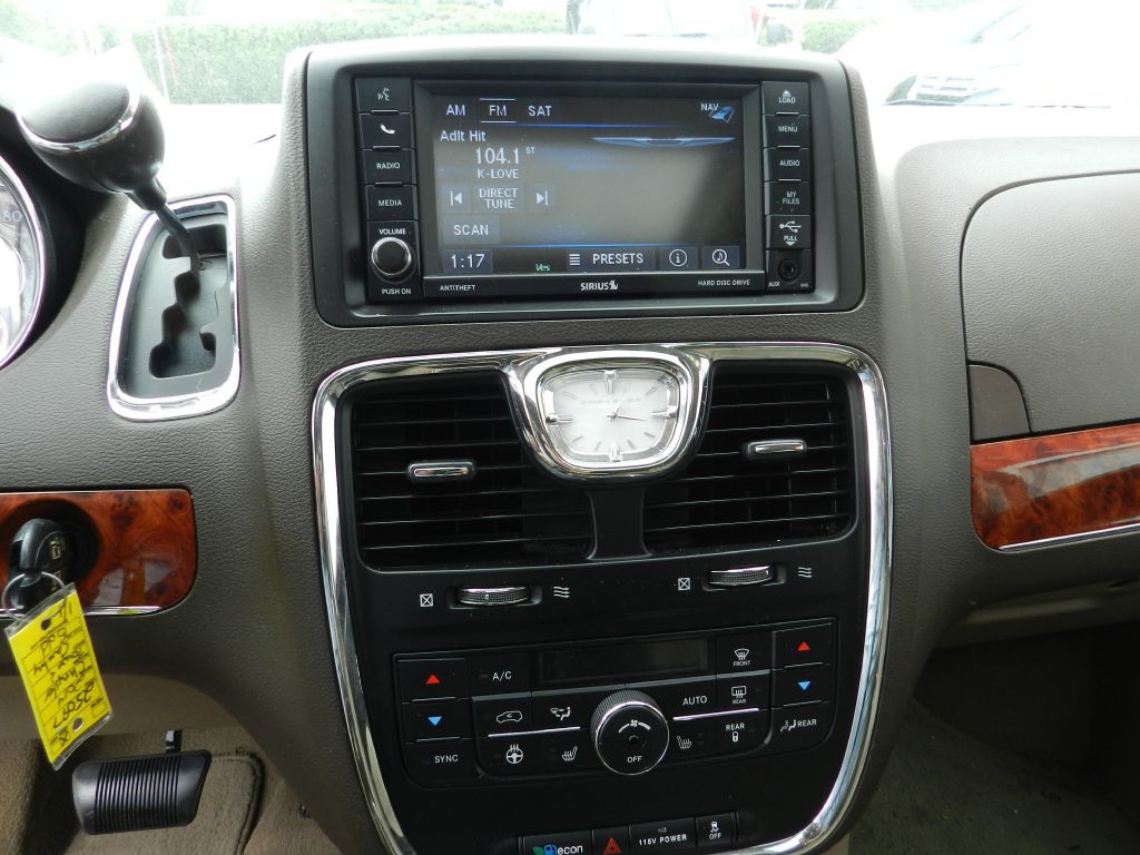2014 Chrysler Town & Country Image 18