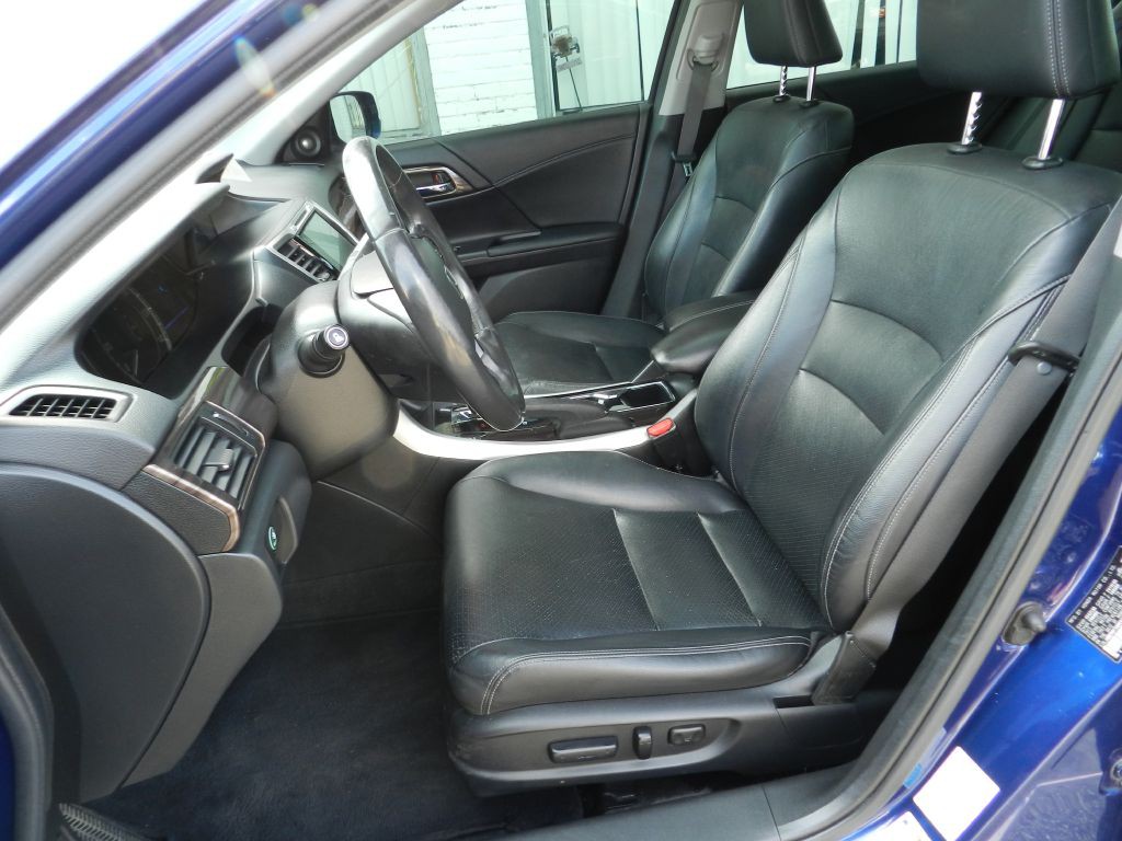 2017 Honda Accord Image 2
