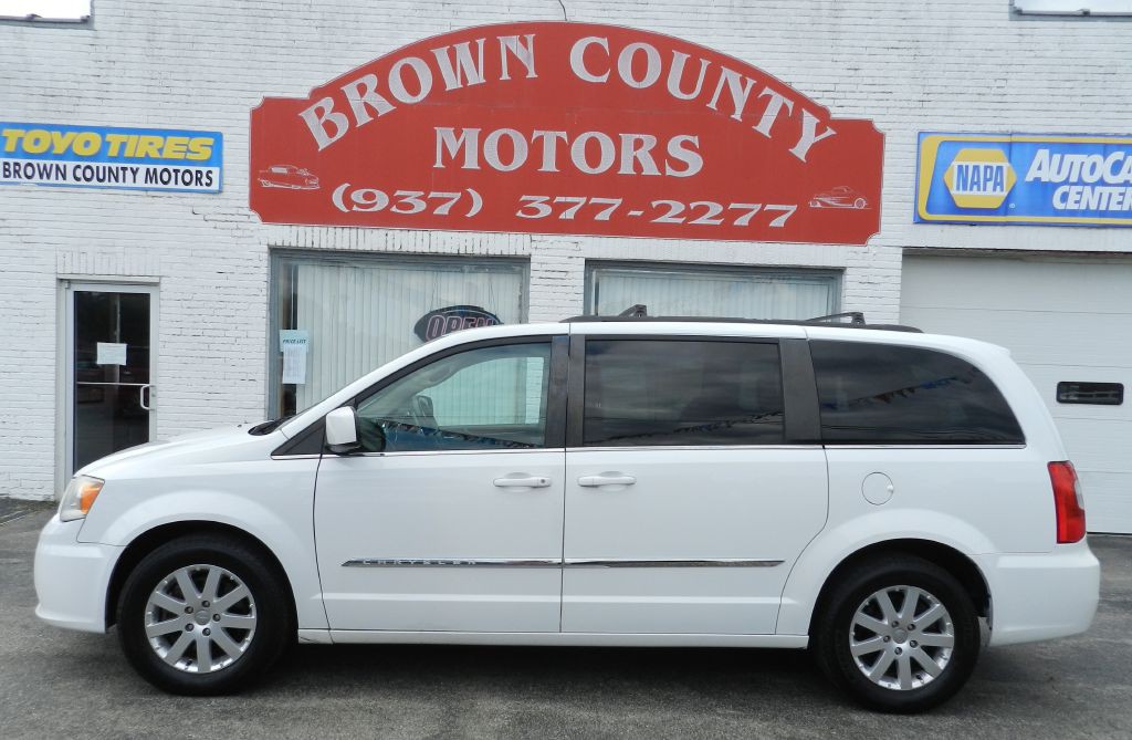 2014 Chrysler Town & Country Image 1