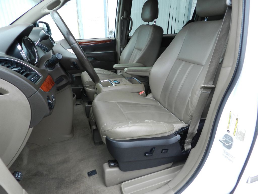 2014 Chrysler Town & Country Image 2