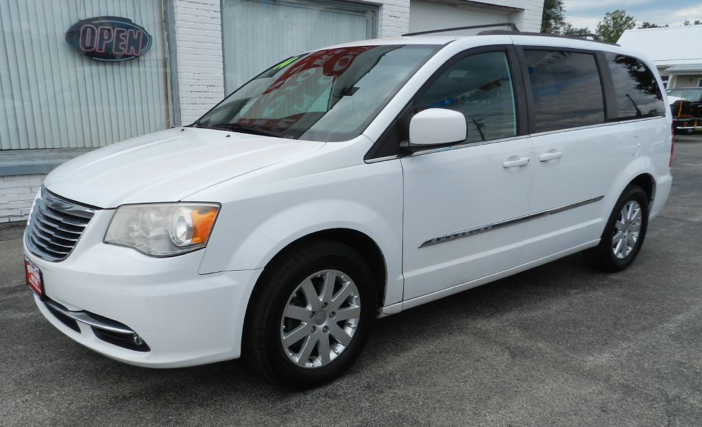 2014 Chrysler Town & Country Image 3