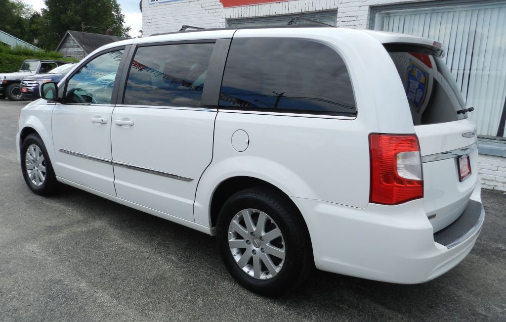 2014 Chrysler Town & Country Image 8