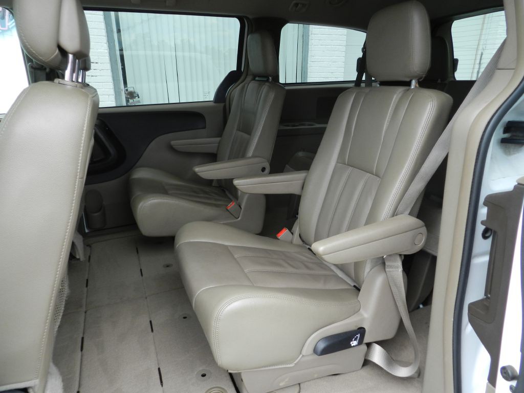2014 Chrysler Town & Country Image 10