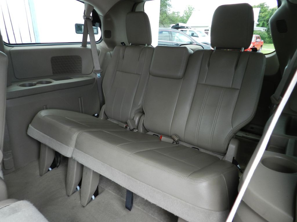 2014 Chrysler Town & Country Image 11