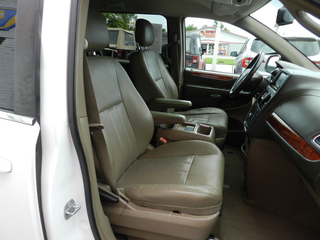 2014 Chrysler Town & Country Image 12