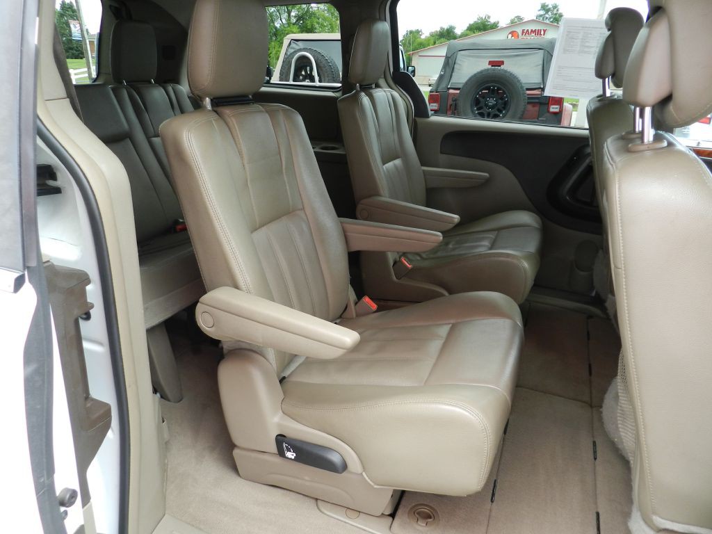 2014 Chrysler Town & Country Image 13