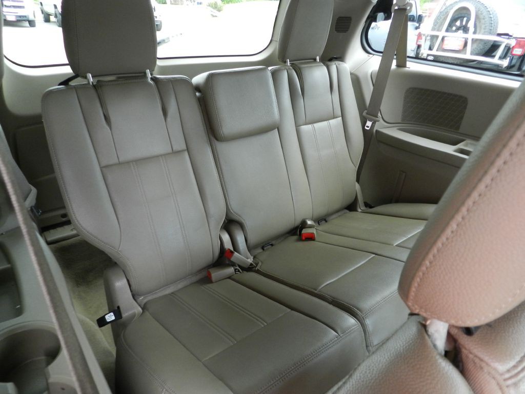 2014 Chrysler Town & Country Image 14