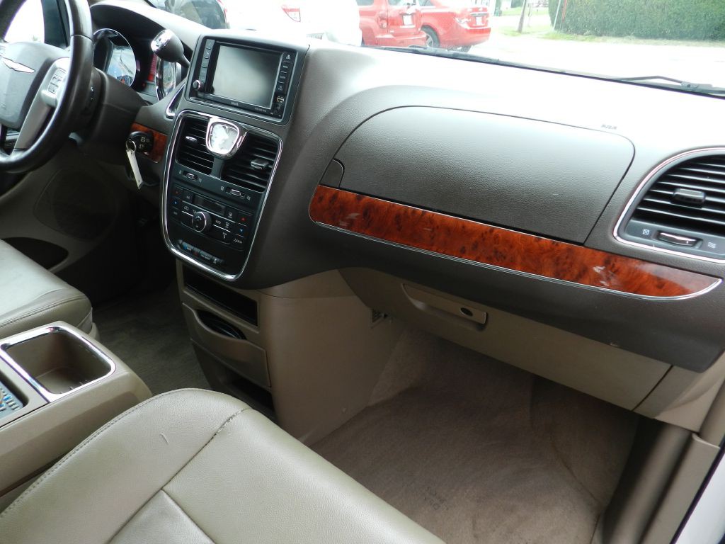 2014 Chrysler Town & Country Image 15
