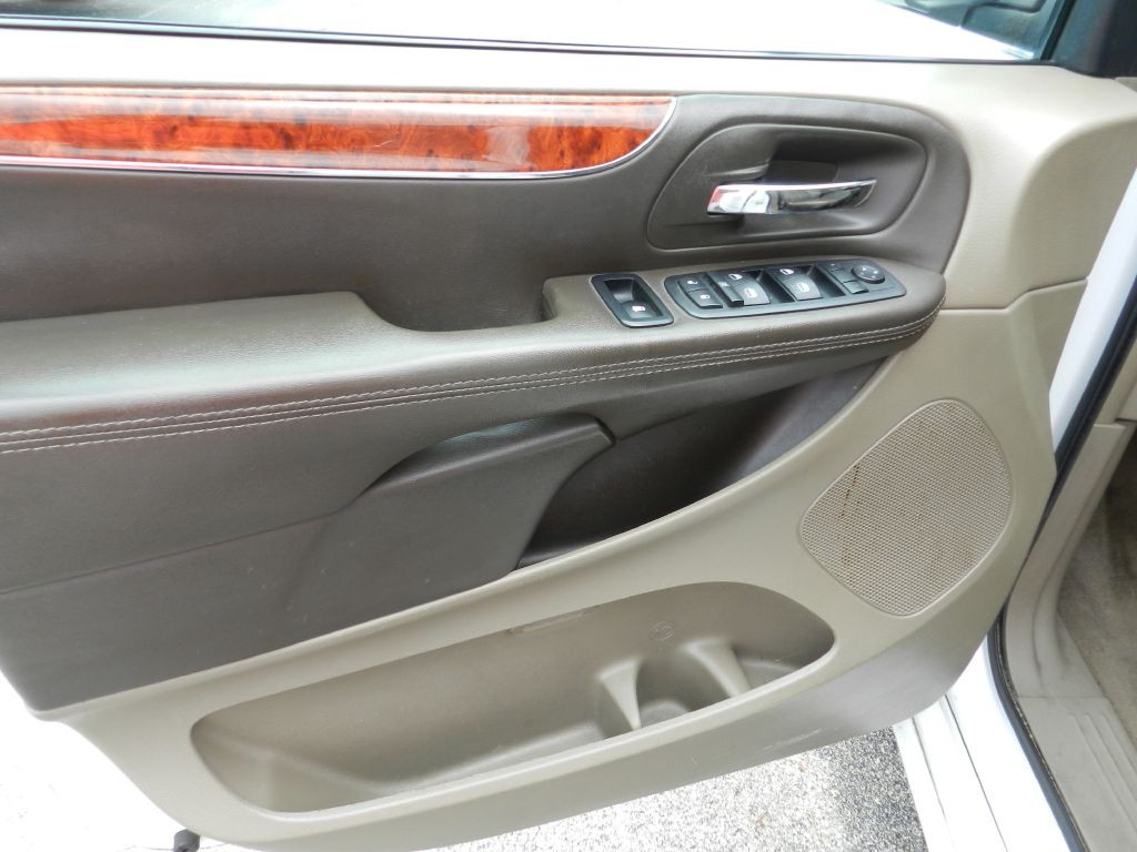 2014 Chrysler Town & Country Image 19
