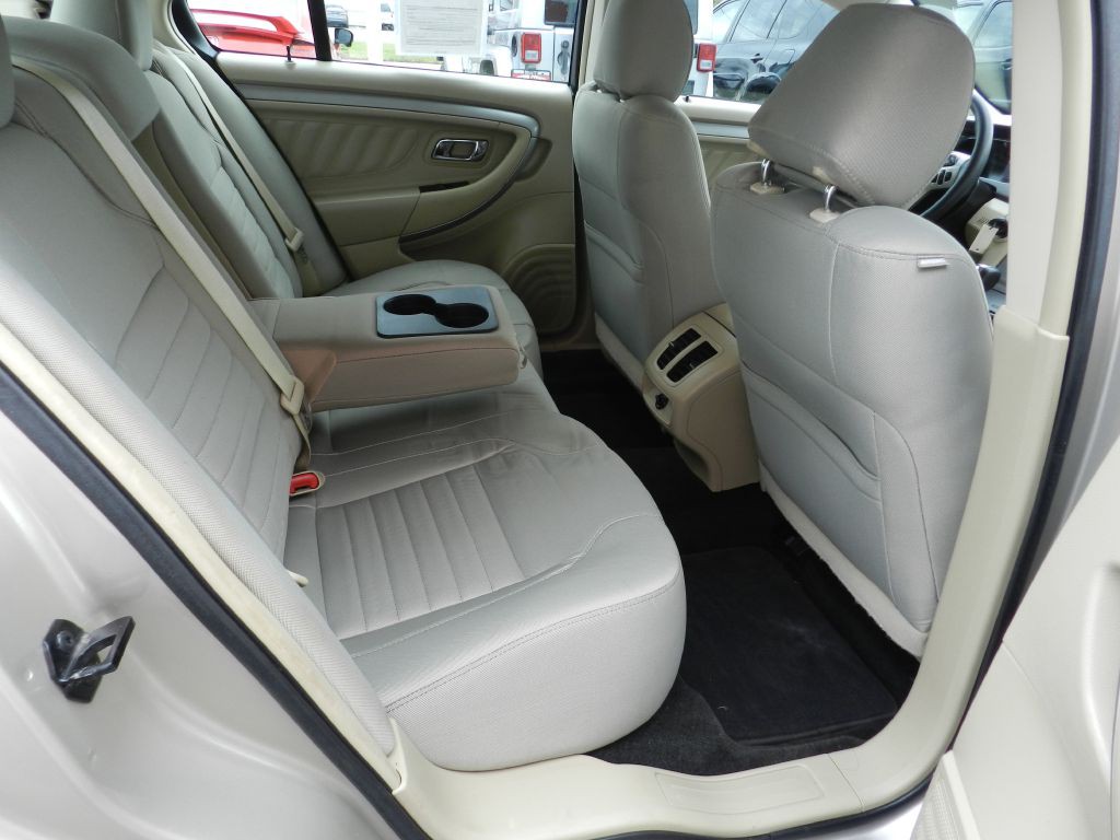 2018 Ford Taurus Image 12